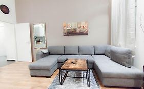 Cozy Apartments In Central Location With Free Parking